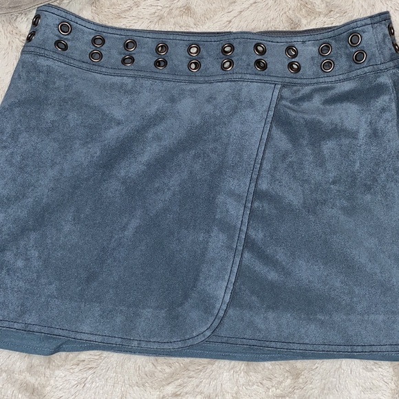 BCBG teal faux suede mini skirt size medium in excellent like new condition - Picture 4 of 12